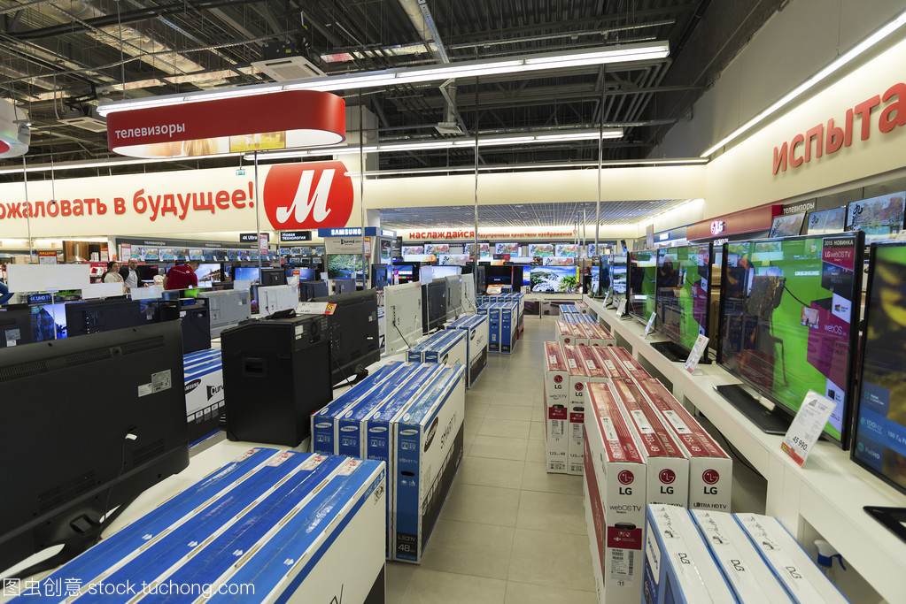 希姆基,俄罗斯-2015 年 12 月 22 日。Mvideo 大型连锁电视商店销售的电子产品和家用电器